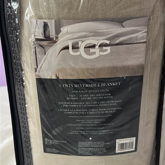 UGG Avalon Reversible Blanket - Picture 4 of 4